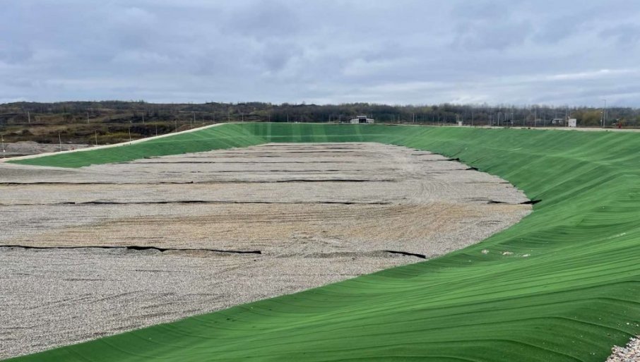 Санитарная ячейка захоронения в центре «Эко-Тамнава»: откосы укреплены зелёной геомембраной, в основании уложен защитный слой — готовый к приёму отходов от 15 муниципалитетов