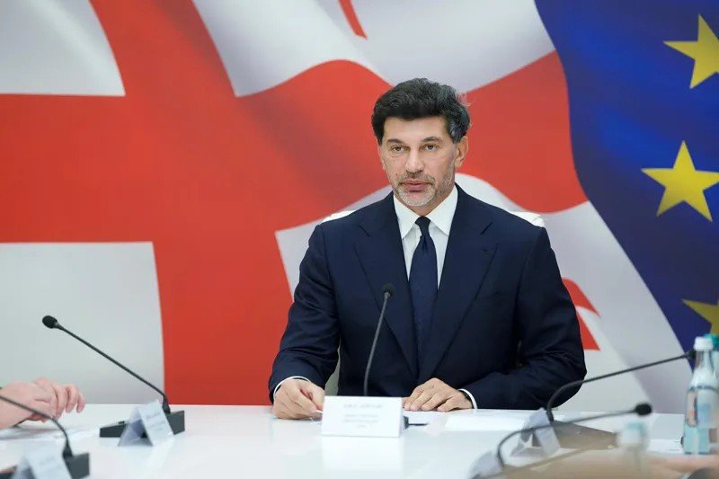 Мэр Тбилиси Каха Каладзе на брифинге на фоне флагов Грузии и ЕС защищает решение правительства о введении бесполётной зоны над Абастумани