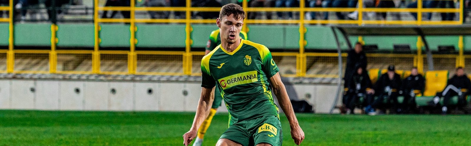 Юрий Иову на поле в жёлто-зелёной форме НК Истра 1961