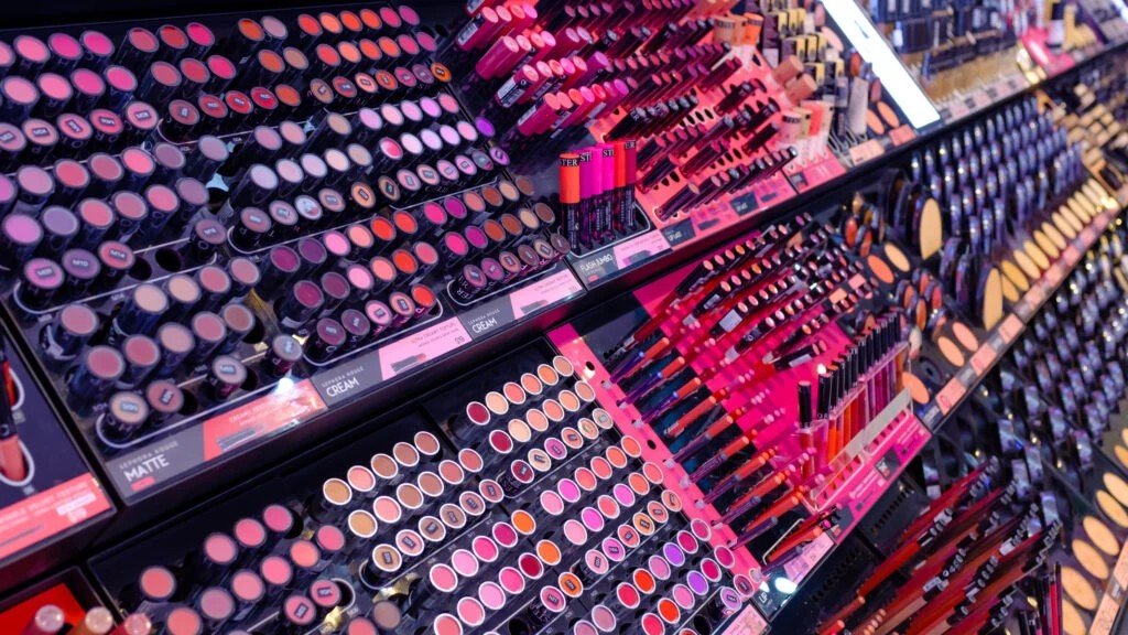 Витрина косметического магазина с помадами, тенями и блесками — товары, ассортимент которых в ЕС поменяется с 1 мая 2026 года