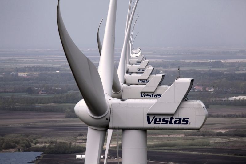 Ряд гондол ветровых турбин Vestas с фирменным логотипом — подрядчик поставит для Стражицы одиннадцать машин EnVentus V162-6.4 МВт