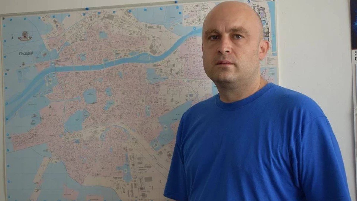 Камен Станев в рабочем кабинете на фоне крупномасштабной карты Пловдива — одного из ключевых объектов его исследований по средневековой археологии