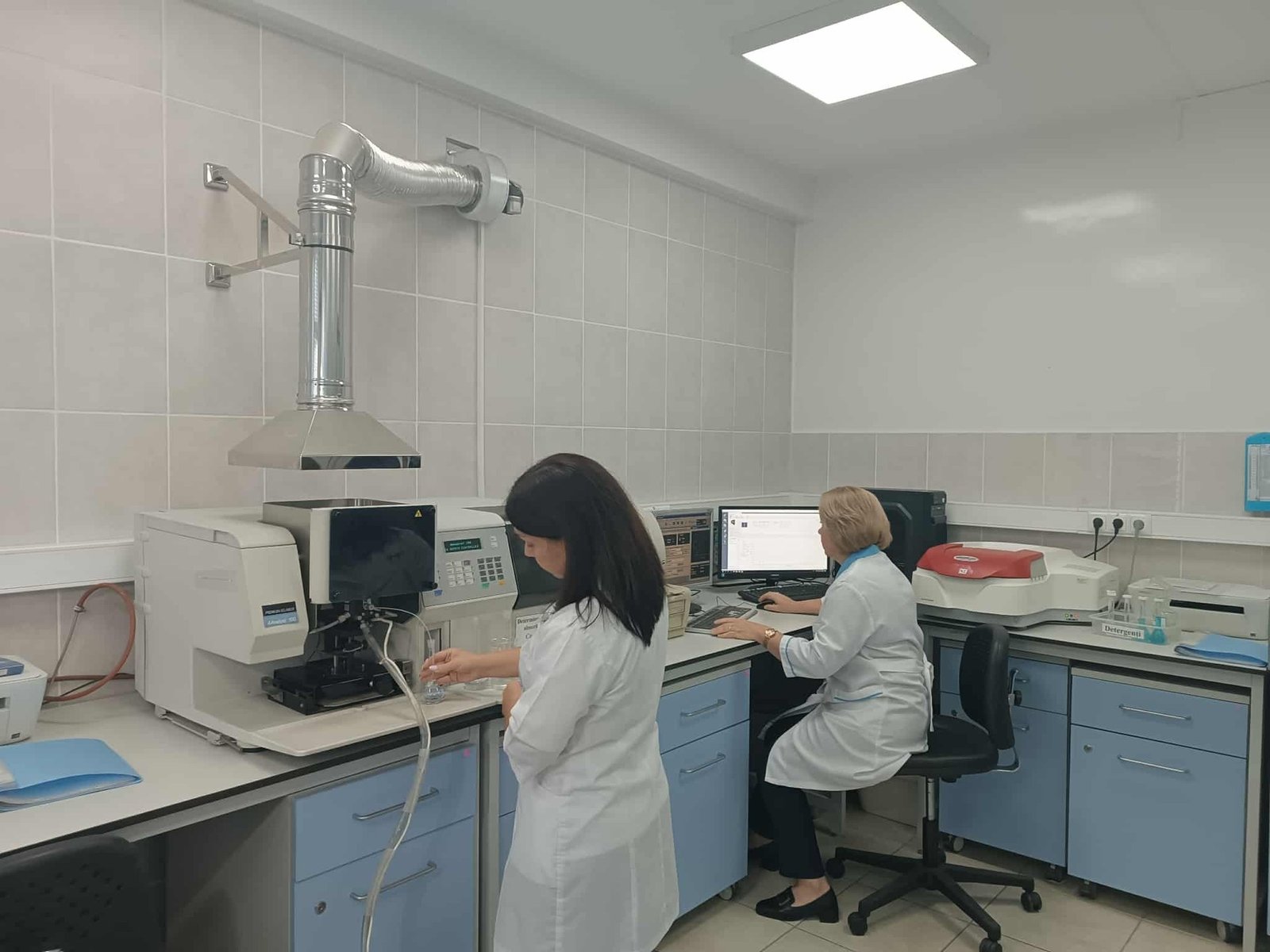 Сотрудницы лаборатории контроля качества воды S.A. „Apă-Canal Chișinău” проводят анализ проб на специализированном оборудовании в центральной лаборатории кишинёвского водоканала