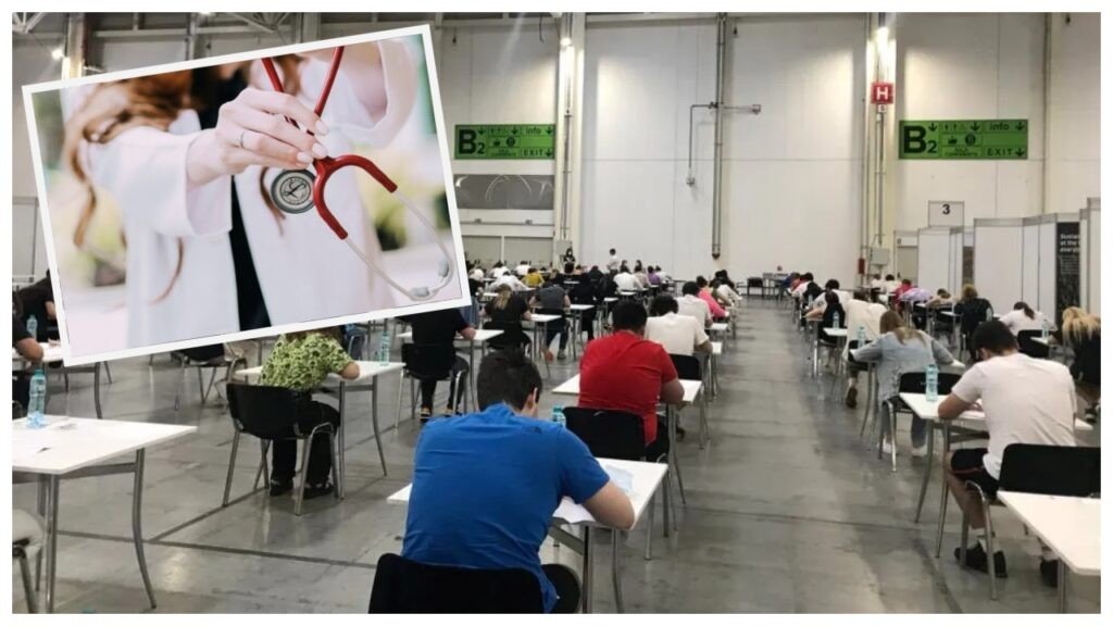 Просторный зал с рядами столов, подготовленных для массовой вакцинации и медицинских осмотров; в левом углу — наложенный кадр со стетоскопом в руках у врача в белом халате