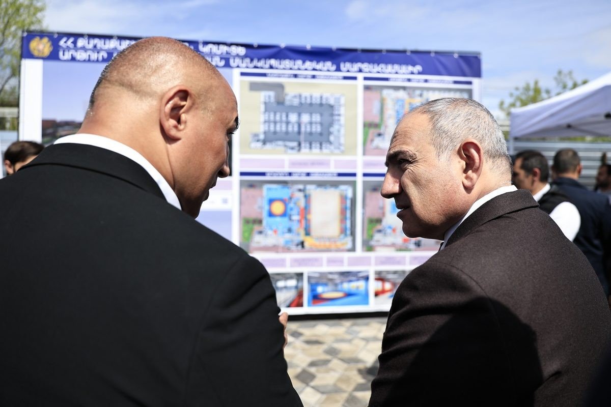 Артур Абрахам у стенда с архитектурной визуализацией молодёжного спорткомплекса своего имени в Ереване