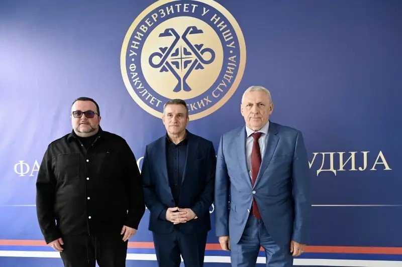 Академик Бела Балинт с коллегами на фоне эмблемы Медицинского факультета Университета Ниша — встреча по развитию регенеративной медицины в Сербии