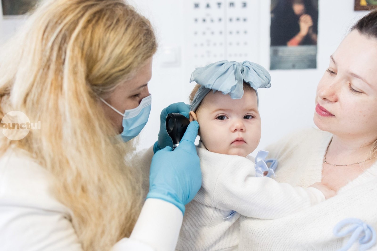 Семейный врач осматривает ухо младенца отоскопом во время приёма в кабинете первичной медицинской помощи. Иллюстрация хронического дефицита семейных врачей в Румынии