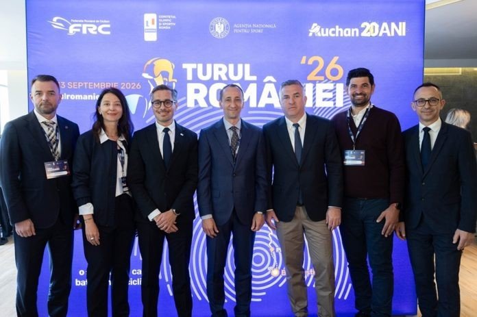 Совместное фото организаторов и партнёров Tour of Romania 2026 на презентации гонки на фоне баннера «Turul României '26»