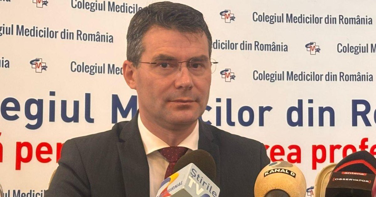 Хорациу Молдован отвечает на вопросы журналистов: пресс-подход с микрофонами телеканалов Stirile TV, Kanal D, Antena Observator у баннера «Colegiul Medicilor din România» — глава CNAS комментирует реформу контроля за больницами