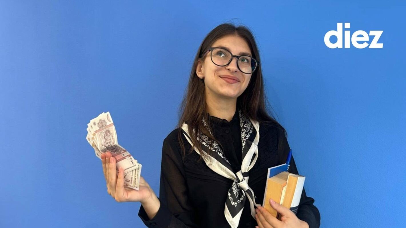 Редакционная иллюстрация Diez к расследованию о рынке покупных дипломных работ: студентка с пачкой молдавских леев в одной руке и стопкой тетрадей с ручкой в другой