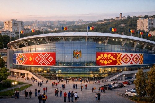 Стадион «Динамо» в Кишинёве с фасадом, украшенным молдавскими флагами и национальными узорами — площадка проведения фестиваля Născut în Moldova