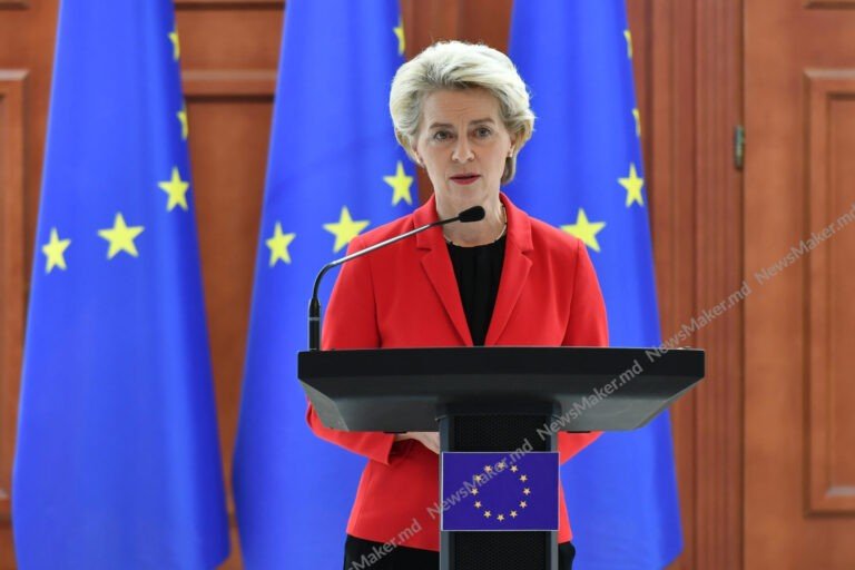 Глава Еврокомиссии Урсула фон дер Ляйен у трибуны на фоне флагов ЕС — иллюстрация роли европейских партнёров в финансировании молдавских инфраструктурных проектов