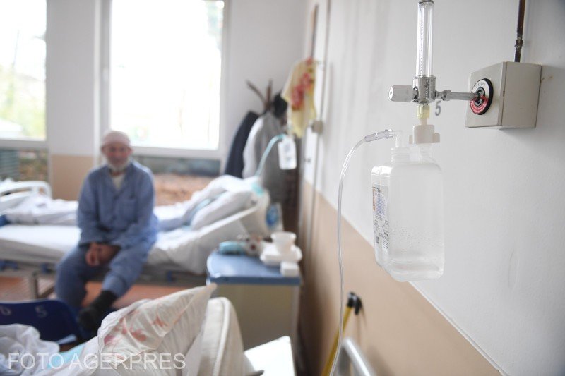 Капельница и пожилой пациент в палате румынской больницы