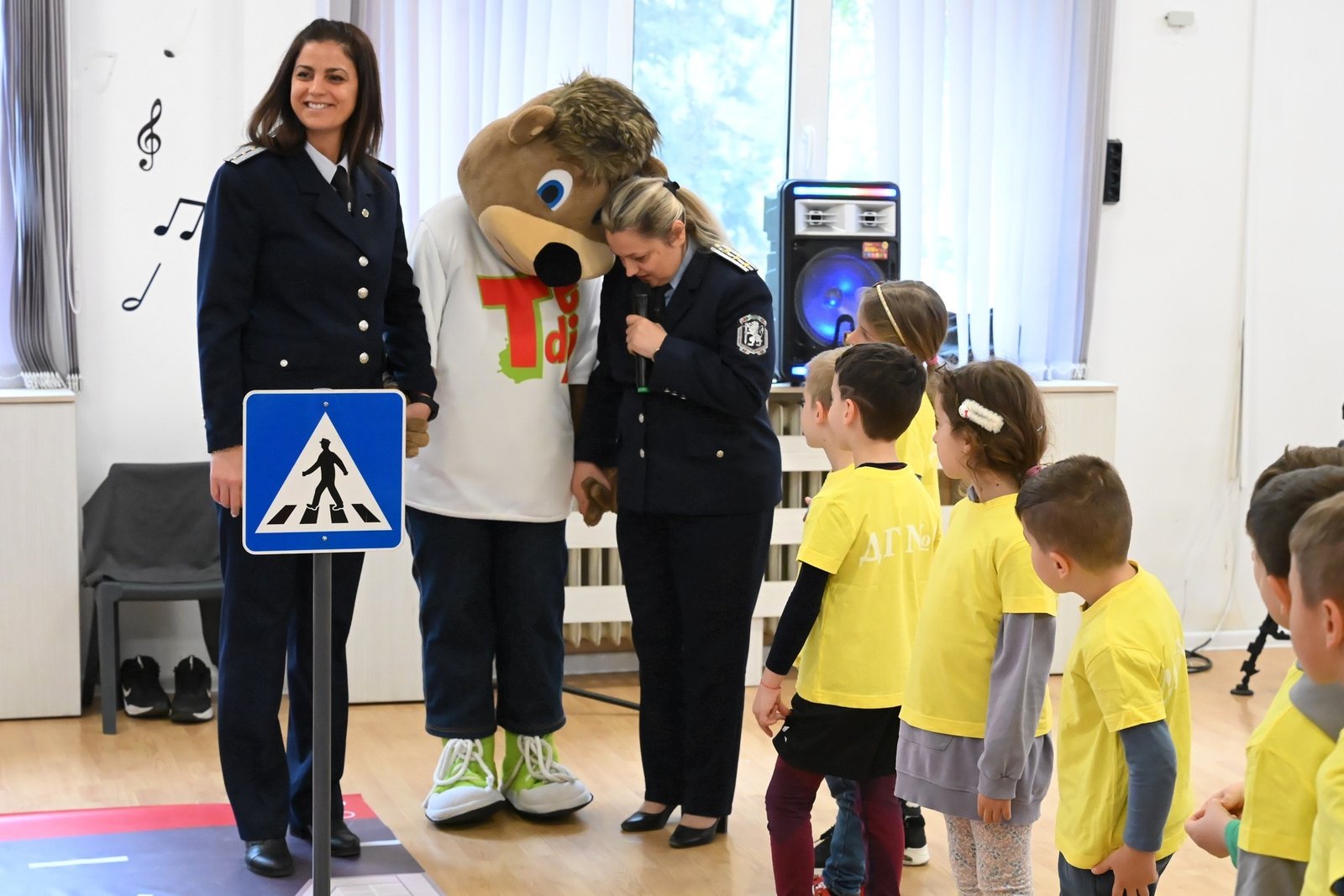 Сотрудницы дорожной полиции и плюшевый медвежонок TEDI обращаются к воспитанникам детского сада в Пловдиве на церемонии запуска седьмого издания образовательной кампании
