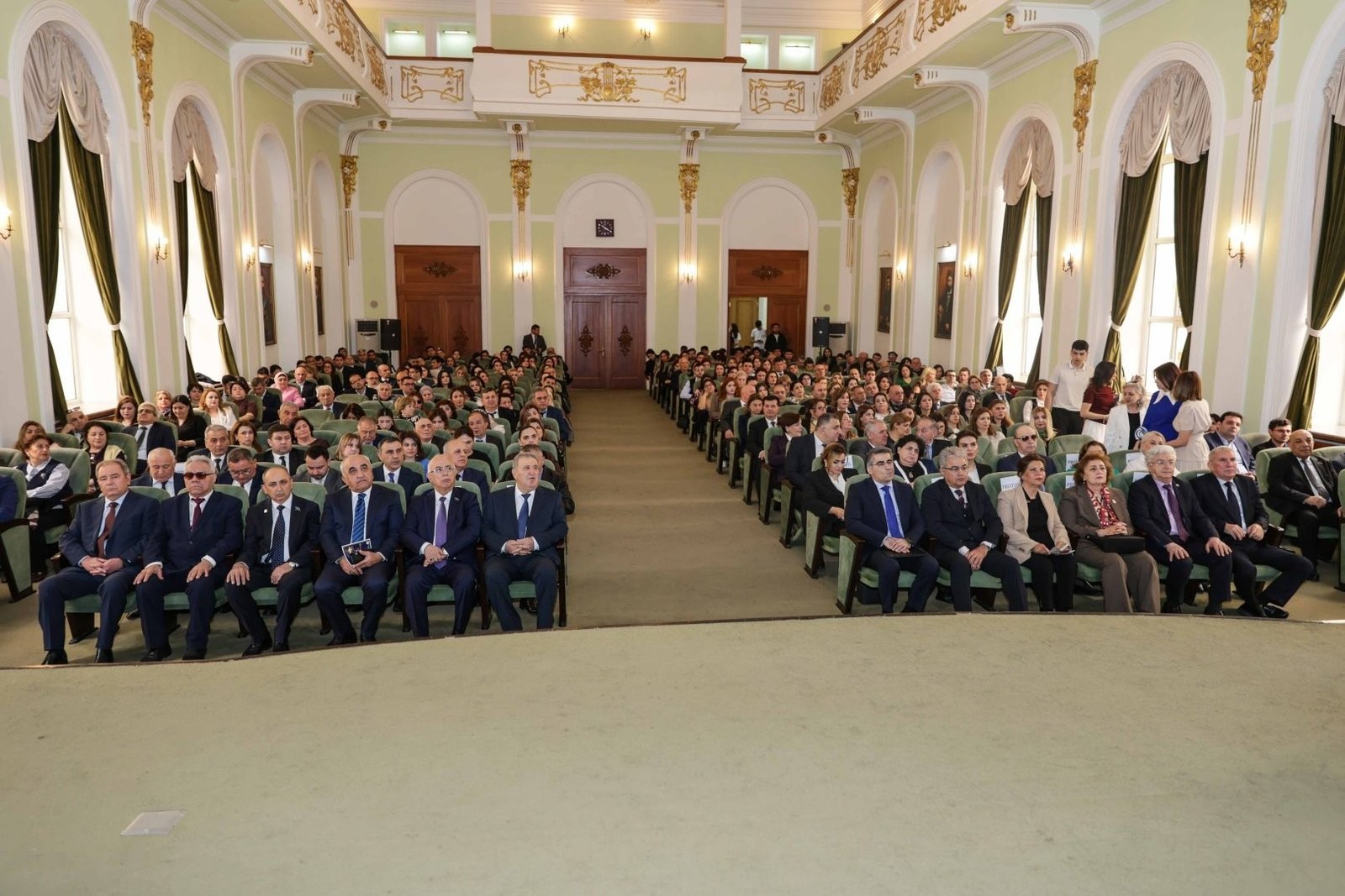 Торжественный зал UNEC, заполненный участниками церемонии открытия «Дней науки»