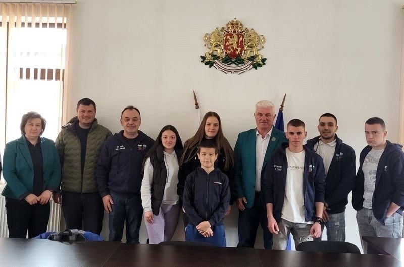 Ученики и руководители проекта на встрече с представителями общинского совета Чепеларе