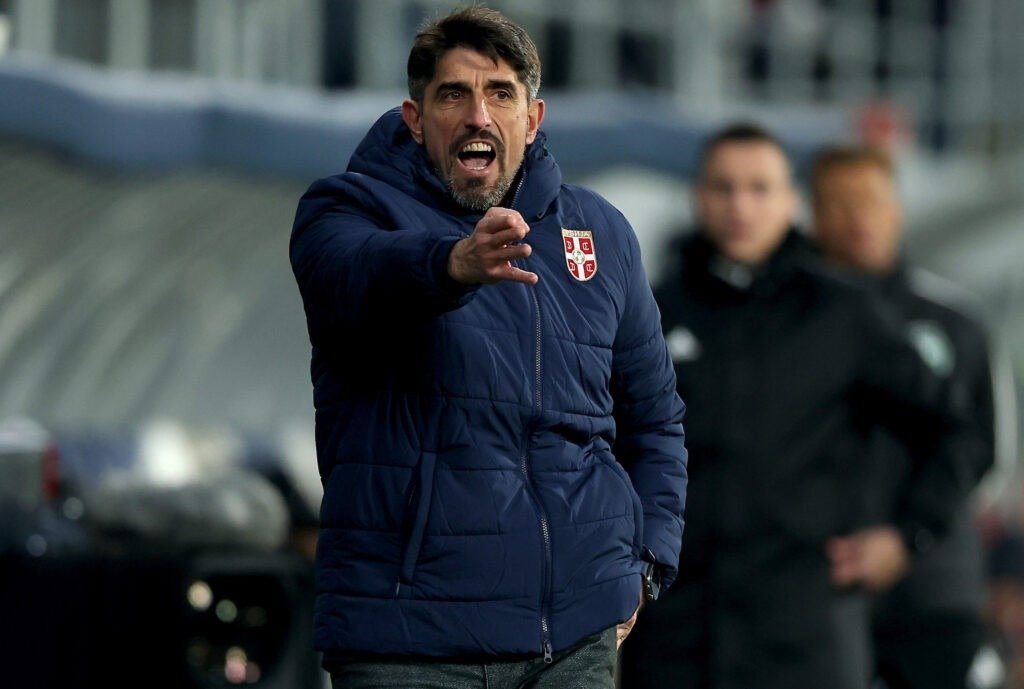 Главный тренер сборной Сербии Велько Паунович даёт указания с бровки во время матча