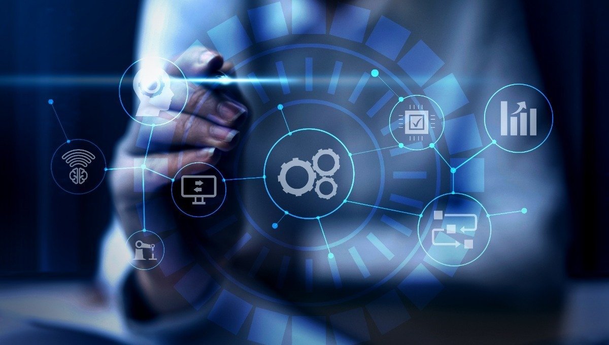 Концептуальное изображение цифровой трансформации: рука касается виртуального интерфейса с иконками автоматизации и технологий