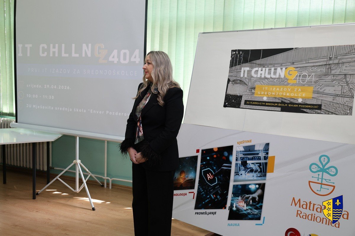 Министр образования БПК Адиса Аликадич-Херич у экрана с программой IT Challenge