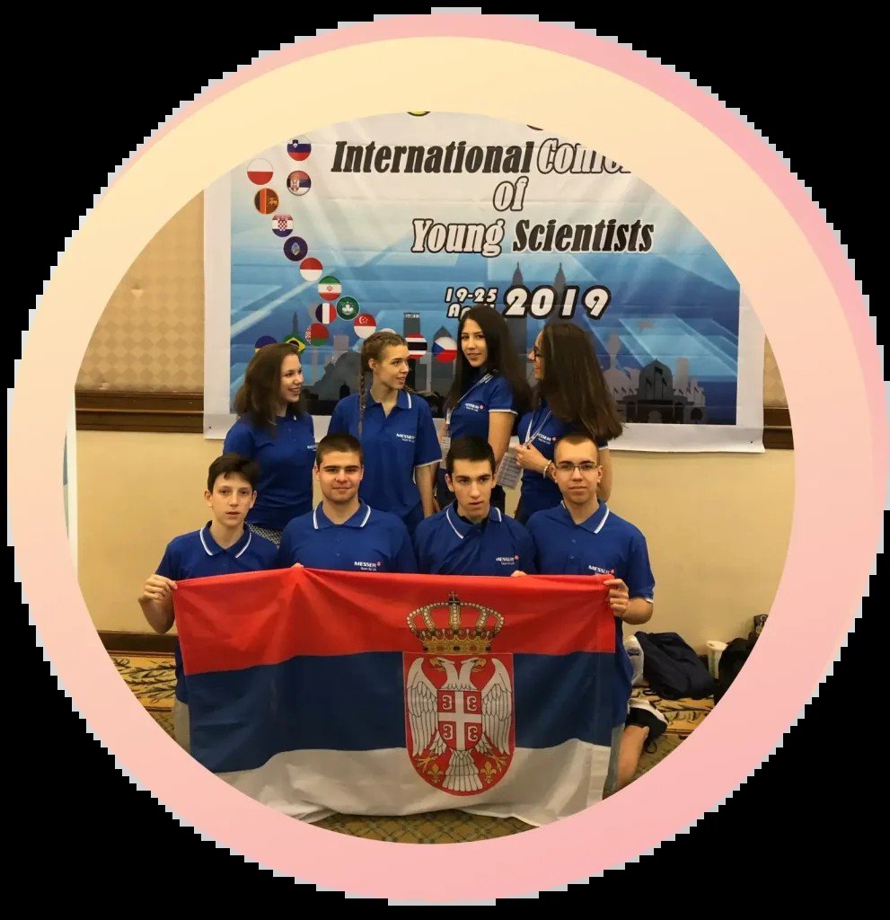 Сербская делегация юных исследователей с национальным флагом на международной смотре International Contest of Young Scientists — пример успешного участия страны в мировых научных конкурсах прошлых лет
