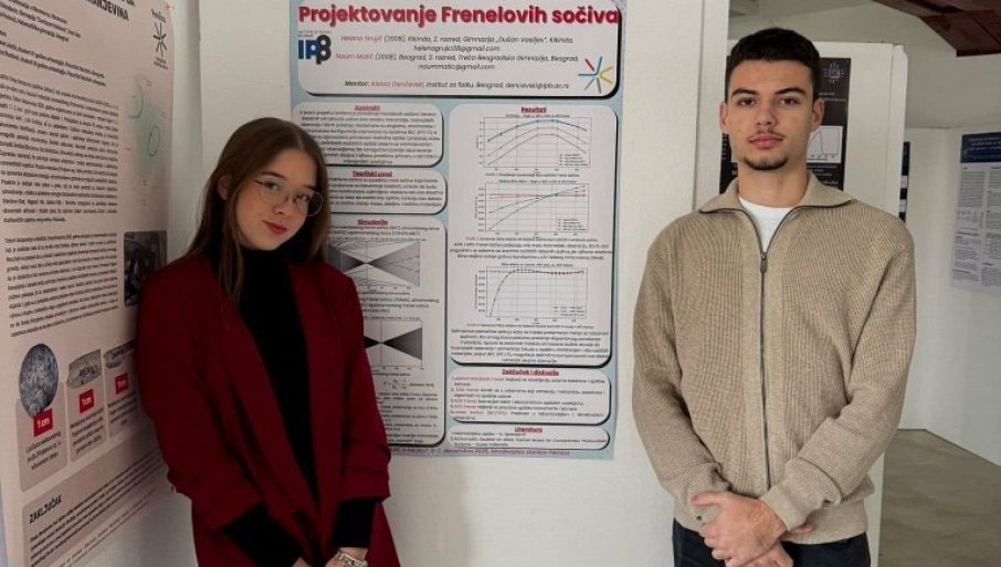 Хелена Груйич и Наум Матич рядом с постером своего исследования по проектированию линз Френеля