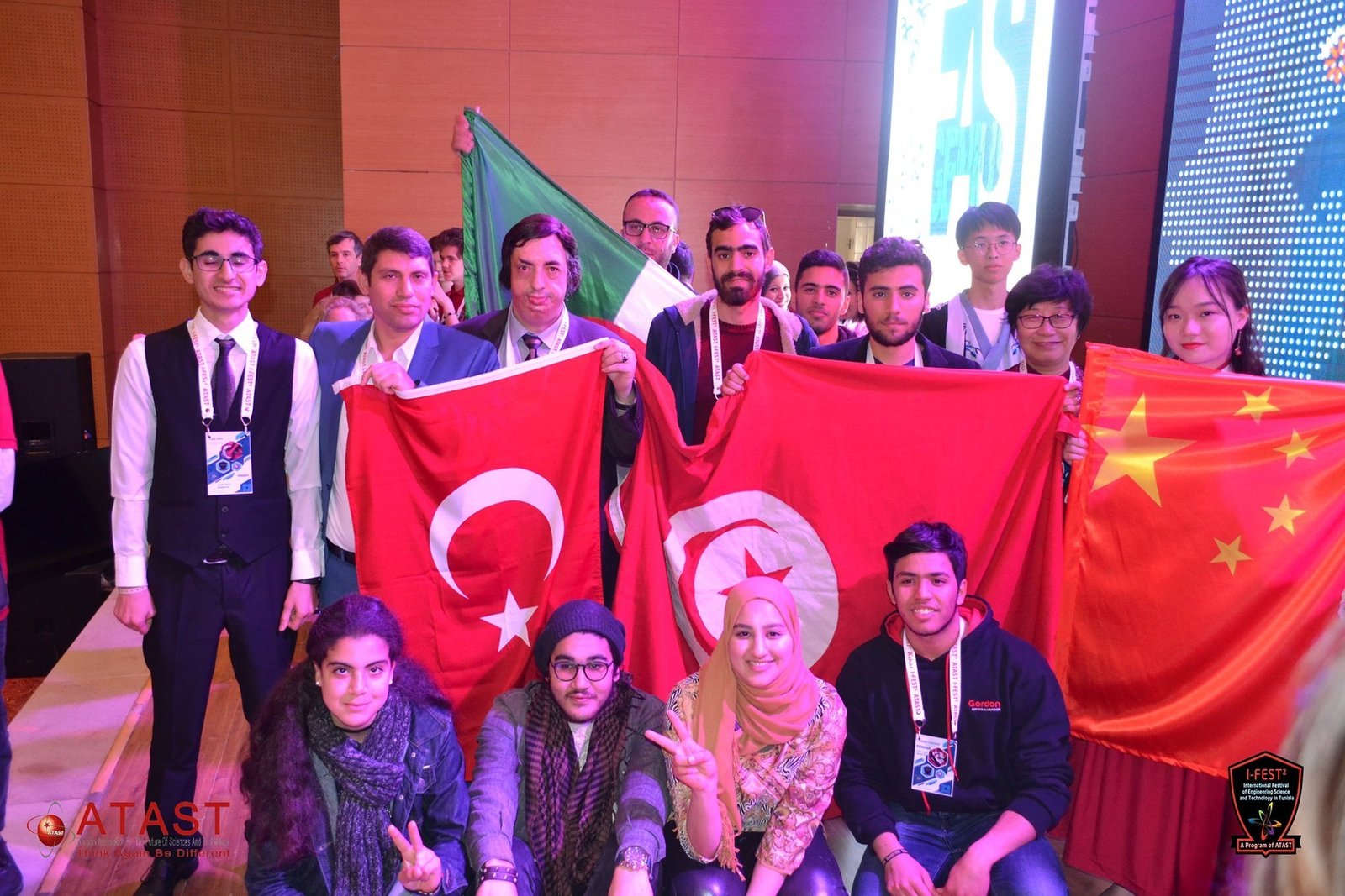 Участники из разных стран с флагами Турции, Китая и Пакистана на международном фестивале I-FEST²
