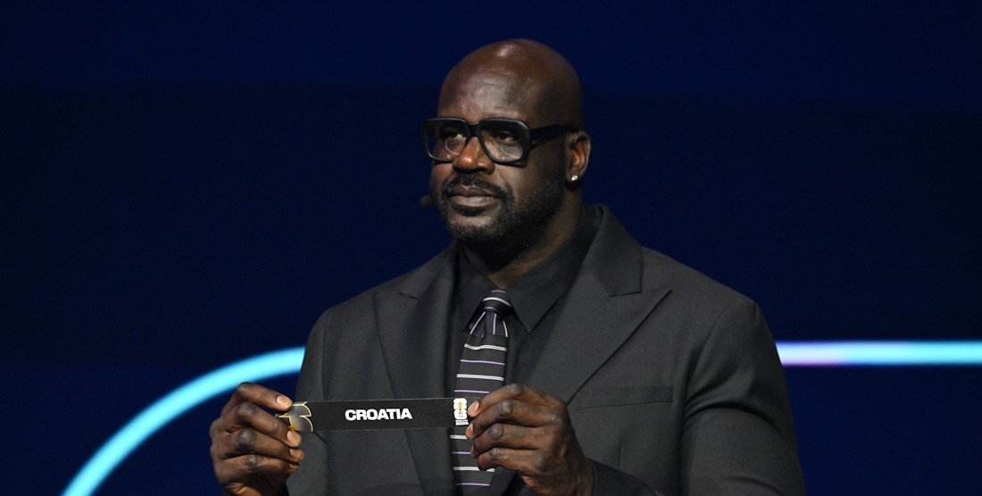 Шакил О'Нил держит карточку с надписью «Croatia» на жеребьёвке чемпионата мира 2026 в Вашингтоне