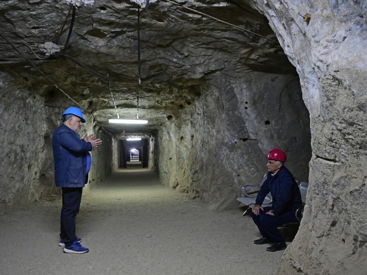 Интерьер подземной соляной пещеры в Аванской шахте, где проводится спелеотерапия для пациентов с астмой и респираторными заболеваниями