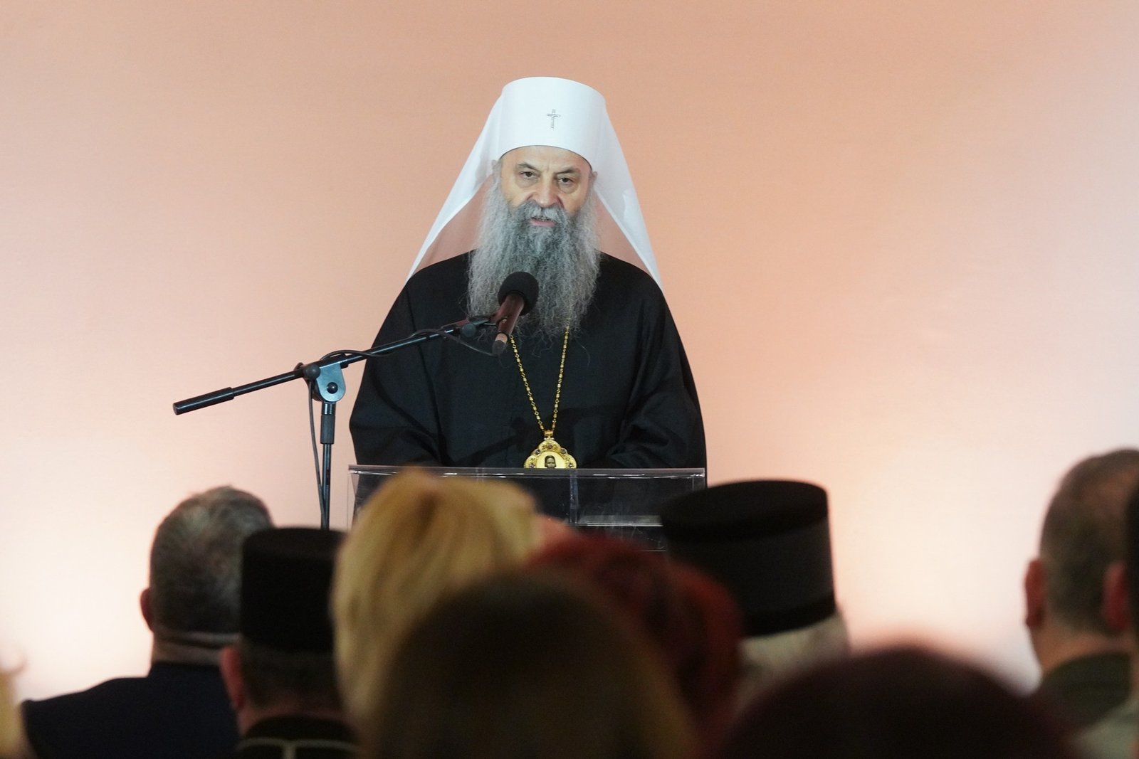 Патриарх Сербский Порфирий выступает с речью перед аудиторией на торжественном мероприятии