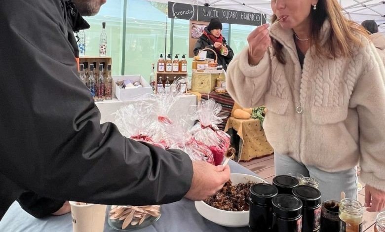 Прилавок с домашними продуктами на ремесленной ярмарке «Да хванеш гората» в Пловдиве