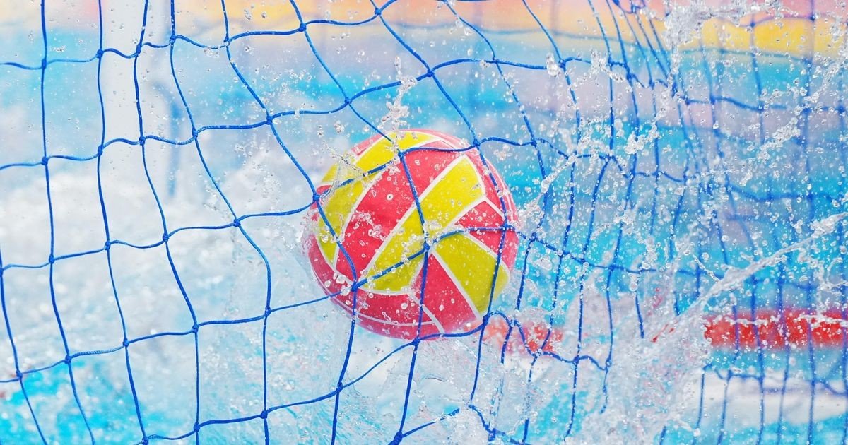 Мяч для водного поло влетает в ворота — момент взятия ворот на турнире Кубка мира