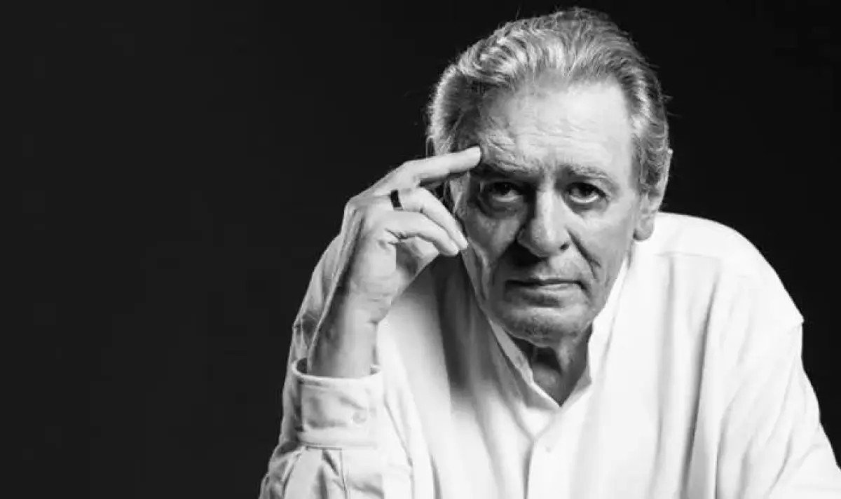 Чёрно-белый портрет Михаила Белчева в задумчивой позе — поэт, композитор и певец, скончавшийся на 80-м году жизни