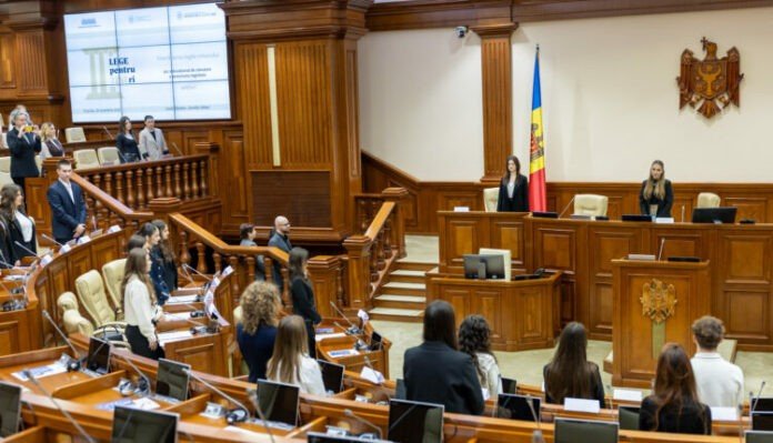 Лицеисты слушают выступление в зале парламента Республики Молдова во время программы «Закон для молодёжи»
