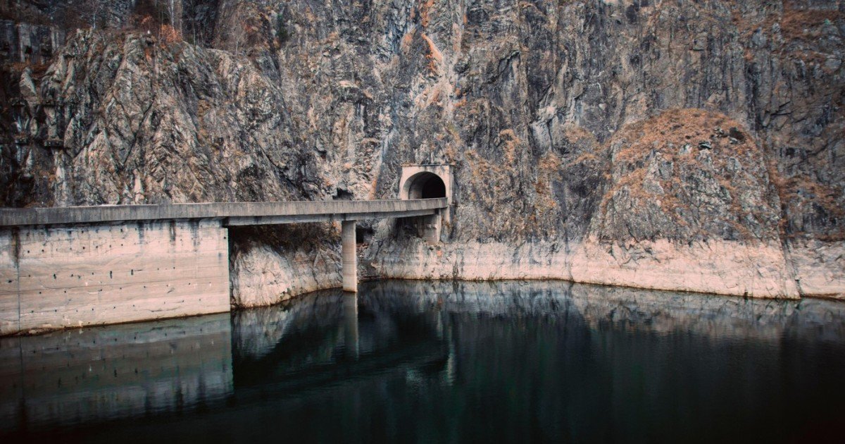 Водохранилище с критически низким уровнем воды — следы обмеления видны на скальных стенах и опорах моста