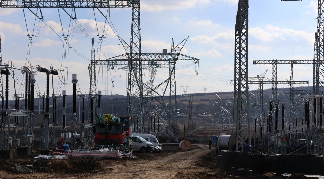 Панорама строительства электростанции Вулканешть — высоковольтные опоры и техника на площадке