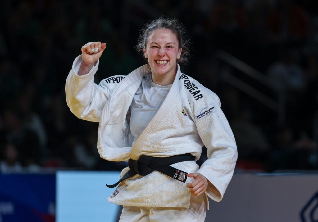 Дзюдоистка из Косово празднует победу на татами