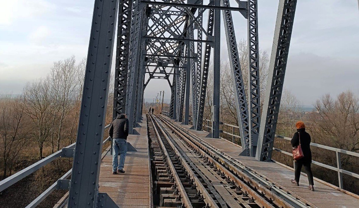 Железнодорожный мост через реку Прут с уложенными рельсами стандартной европейской колеи 1435 мм на трансграничном участке Зорлень-Фэлчиу — Кантемир