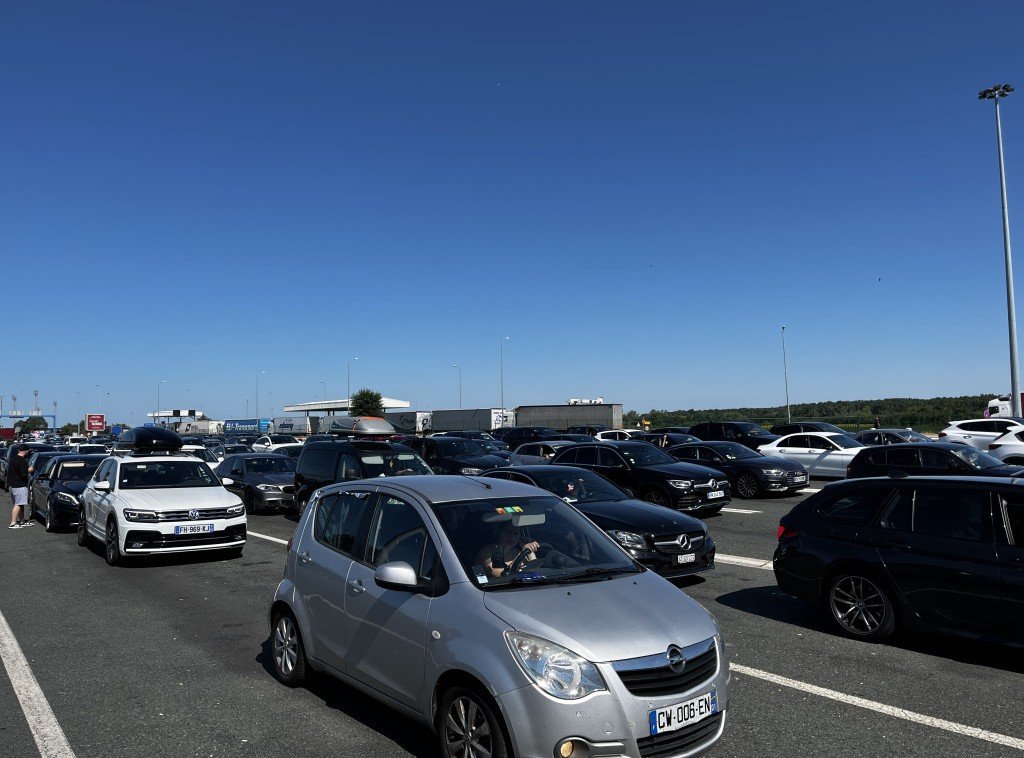 Очередь автомобилей на пограничном переходе Батровци на сербско-хорватской границе