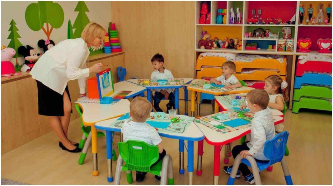 Воспитатель проводит занятие с детьми в группе детского сада