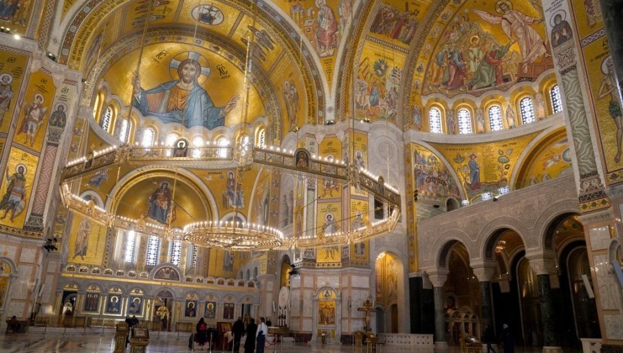 Внутреннее убранство Храма Святого Саввы — золотые мозаики и центральная люстра под куполом