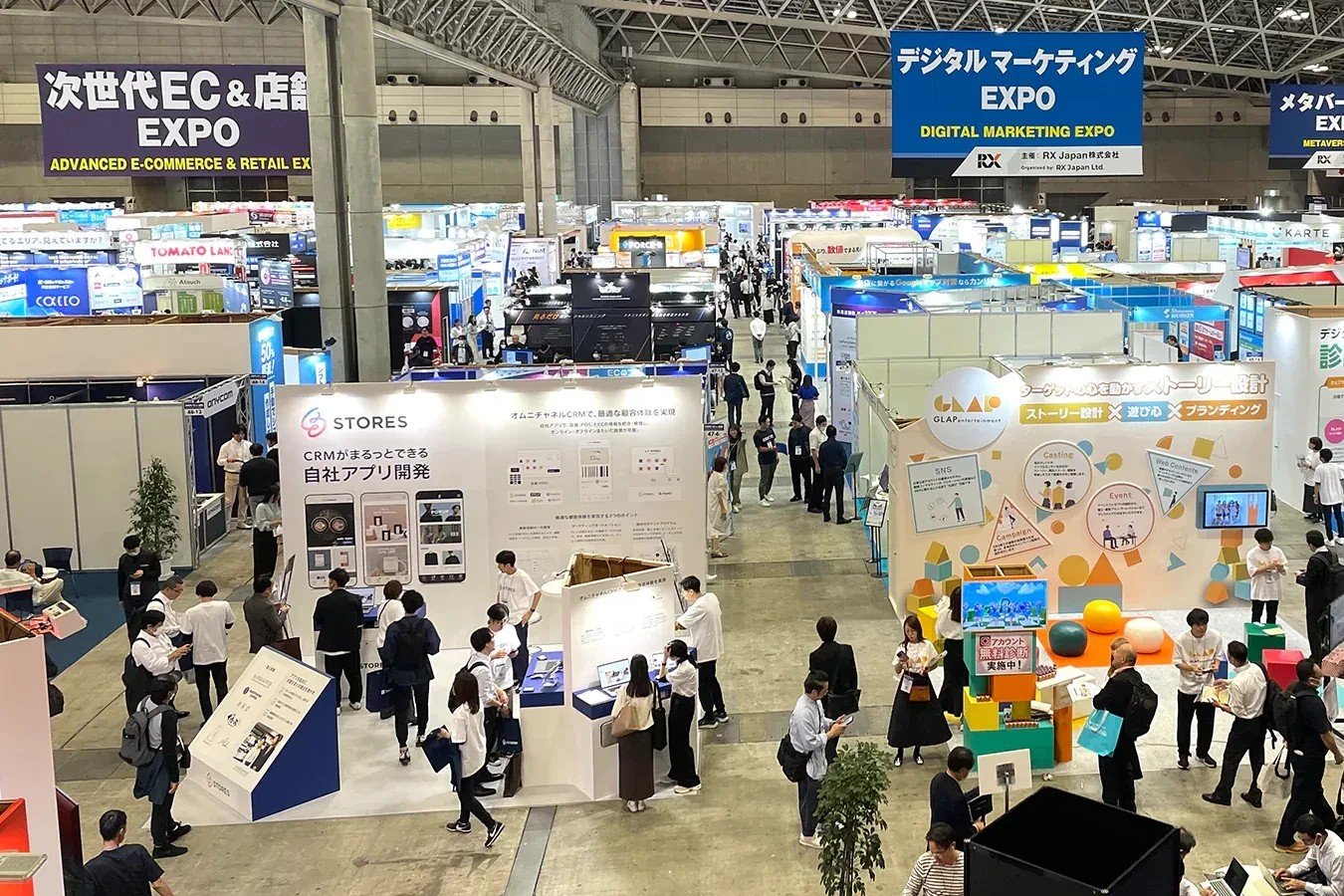 Панорамный вид выставочного зала Japan IT Week 2026 в Токио с павильонами участников