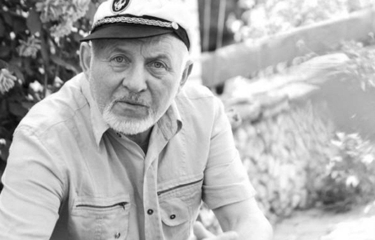 Георге Урски в светлой рубашке и капитанской кепке — чёрно-белый летний портрет артиста у родного двора