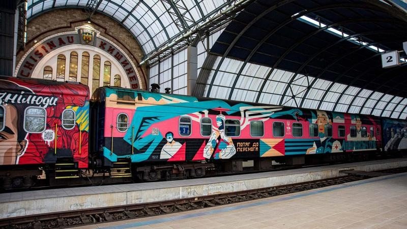 Поезд на перроне железнодорожного вокзала