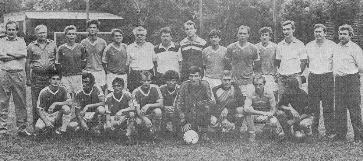 Игроки и тренерский штаб «Кристалула» Фэлешть на тренировочном поле. Архивное фото