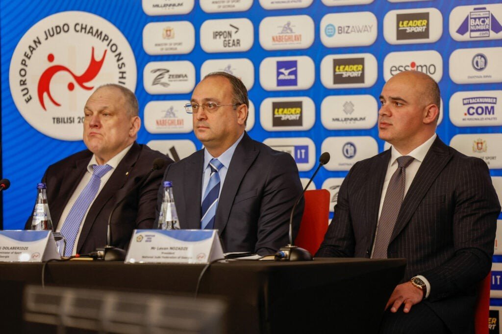 Президент Национальной федерации дзюдо Грузии Леван Нозадзе (в центре) и представители грузинского оргкомитета на пресс-конференции чемпионата Европы по дзюдо в Тбилиси