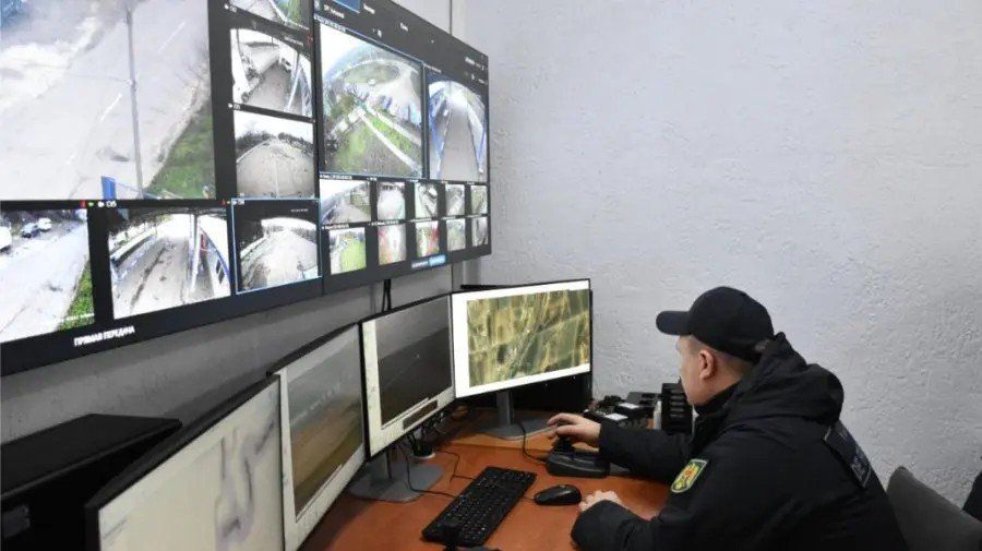 Сотрудник пограничной полиции Молдовы за мониторами видеонаблюдения в операционном центре