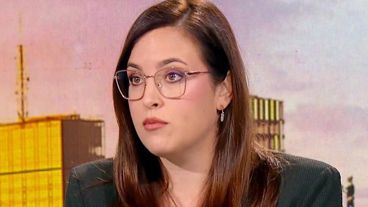 Кадр телеинтервью с министром охраны окружающей среды Сербии Сарой Павков, объявившей о завершении работ на санитарной депонии в Каленице. Сара Павков, министр охраны окружающей среды Сербии