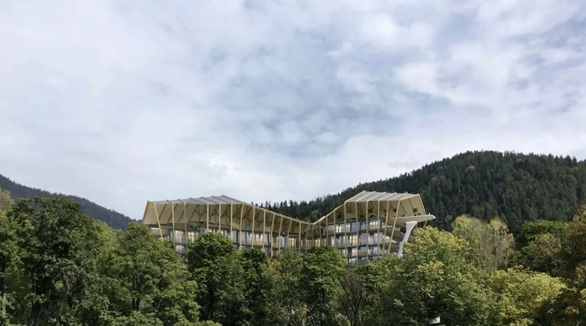 Современный гостиничный комплекс в лесистых горах Абастумани — один из объектов, связанных с расширением инфраструктуры в курортном городке