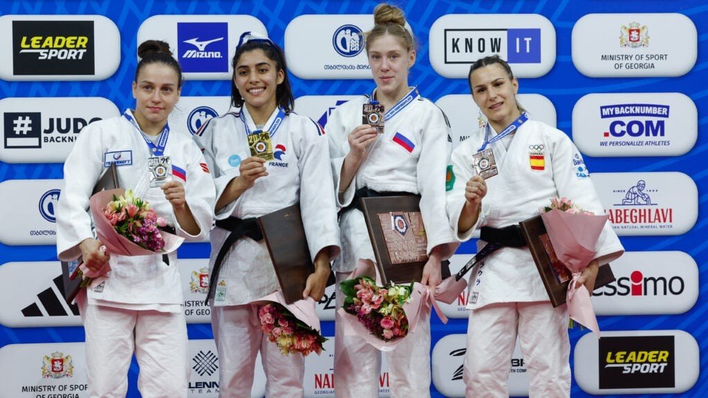 Подиум категории до 48 кг на чемпионате Европы в Тбилиси: в центре с золотой медалью — Шерин Букли, рядом серебро и бронза соперниц