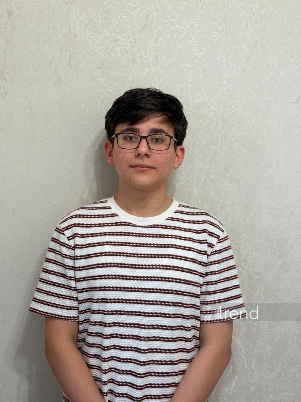 Подросток в очках и полосатой футболке на портрете Trend — один из трёх абитуриентов, набравших 300 баллов на выпускном экзамене в Азербайджане